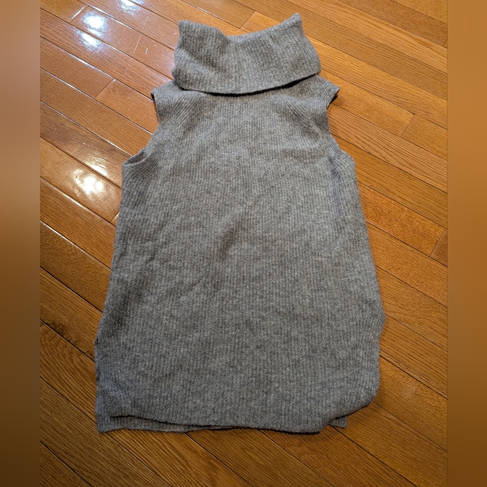 Aritzia community sleeveless sweater